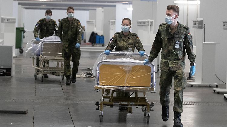 Ernstfall Pandemie-Abwehr: Bundeswehrsoldaten helfen beim Aufbau einer Behelfsklinik auf dem Messegelände in Hannover. 