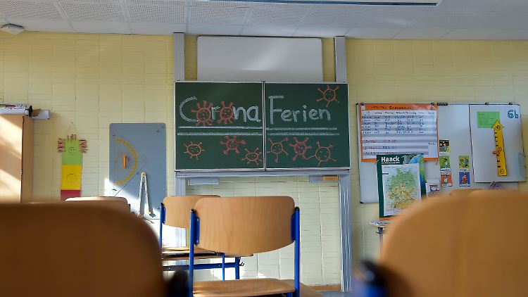 Eltern, Schüler und Lehrer möchten bald wissen, was mögliche Lockerungen der Corona-Beschränkungen für die Schulen bedeuten würden.