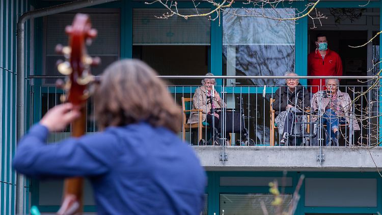 Kleine Geste, große Wirkung: Musiker spielen vor einem für Besucher gesperrten Seniorenheim in Schwerin.