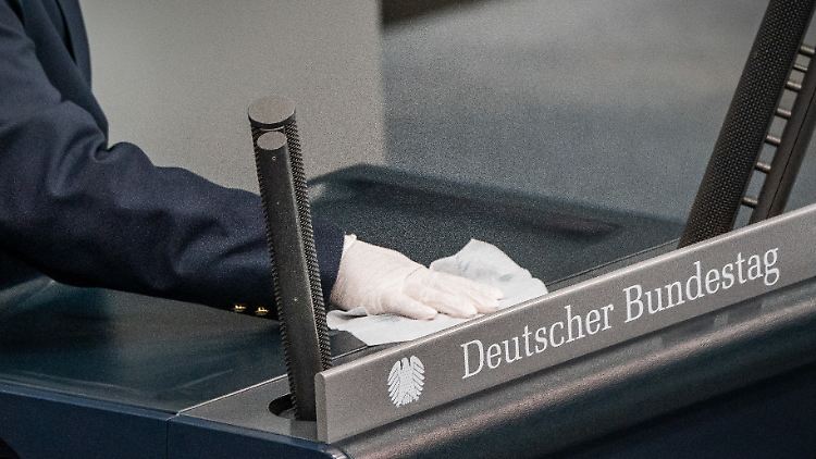 Wegen der Corona-Krise sollten die Abgeordneten des Bundestags laut Unionsfraktionschef Brinkhaus auf eine Diätenerhöhung verzichten.
