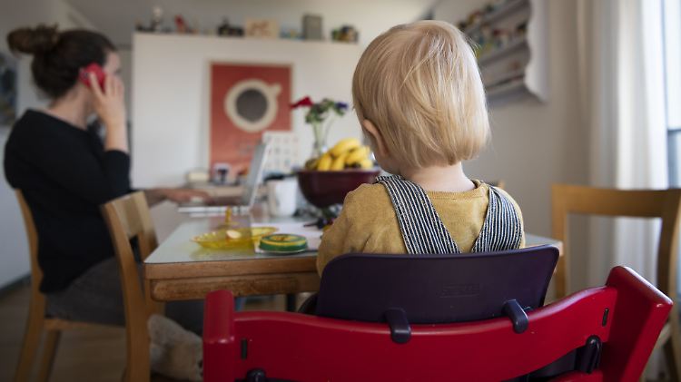 Für die Heimarbeit steht nicht immer ein Arbeitszimmer zur Verfügung. Doch nur dann lässt sich Homeoffice steuerlich absetzen.