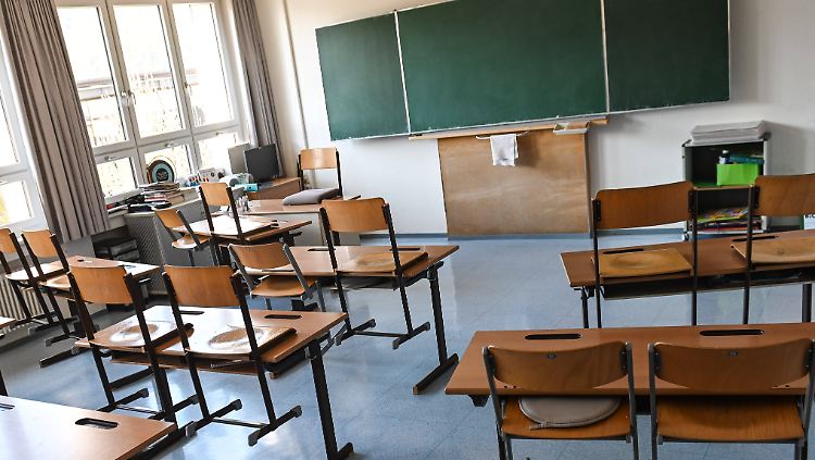 Bald könnte wieder Leben in die Klassenräume einziehen - wenn es nach den Forschern der Leopoldina geht.