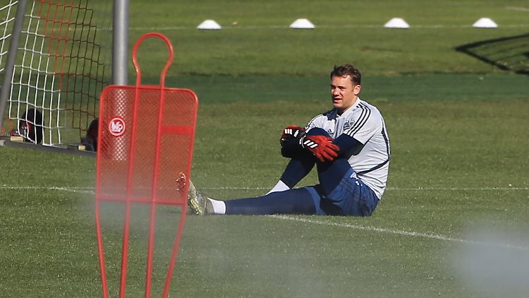 Ob Manuel Neuer auch über 2021 hinaus beim FC Bayern trainiert, ist offen. Die Verhandlungen laufen.