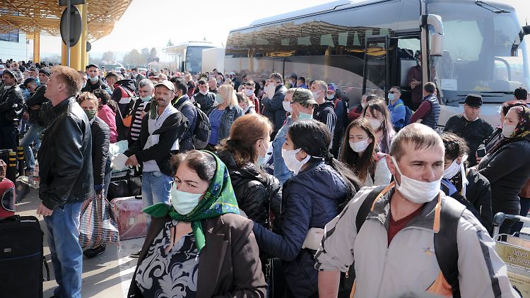 Viele trugen Schutzmasken, doch Abstand halten war kaum möglich am Flughafen von Cluj.