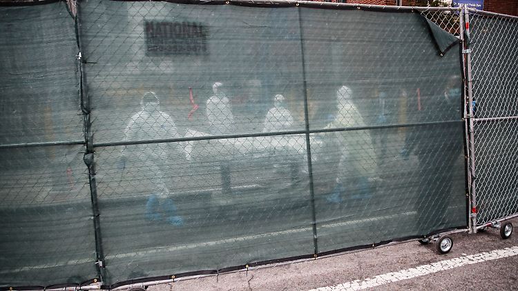 Medizinisches Personal in Schutzanzügen in einem New Yorker Krankenhaus. Allein in der Stadt New York gibt es fast 95.000 Infektionsfälle, mehr als 5800 Menschen starben.