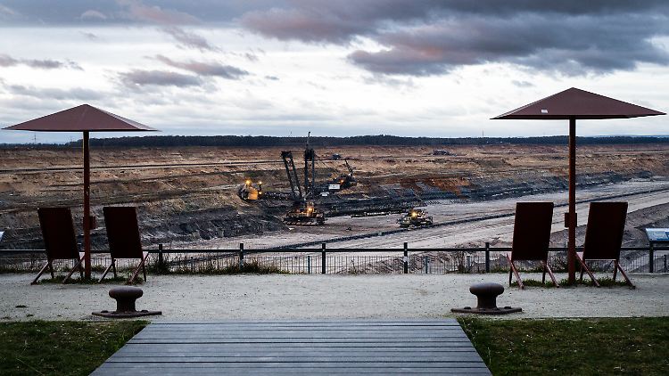 Aussichtsplattform über dem Tagebau am Hambacher Forst.
