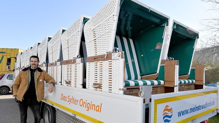 Viele Menschen bestellen sich zurzeit einen Strandstuhl online, statt ihn aus dem Urlaub mitzunehmen.