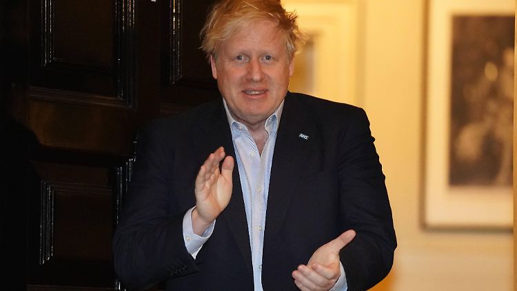 Boris Johnson klatschte schon vor seinem Krankenhausaufenthalt dem medizinischen Personal des Landes.