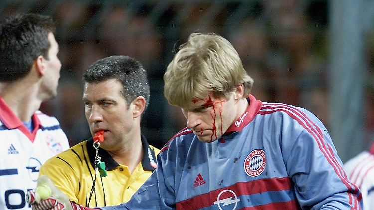 Oliver Kahn übergibt Uwe Kemmling die Tatwaffe,