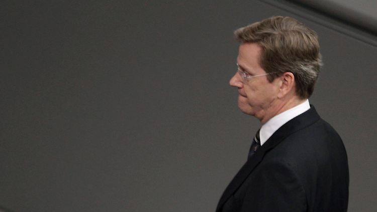 "Klotz am Bein": Guido Westerwelle steht inzwischen massiv unter Druck.