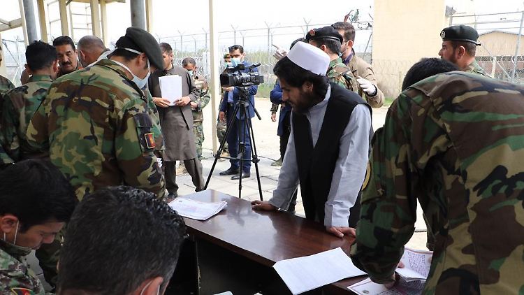 Hunderte Taliban sind bereits auf freiem Fuß, noch heute könnten auch einige afghanische Soldaten die Freiheit erlangen.