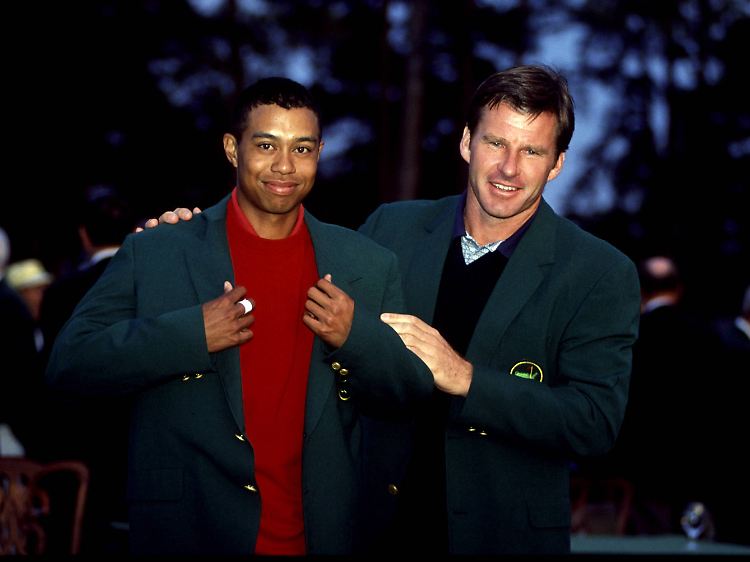 Tiger Woods bekommt vom Vorjahressieger Nick Faldo das grüne Gewinner-Jackett übergestreift.