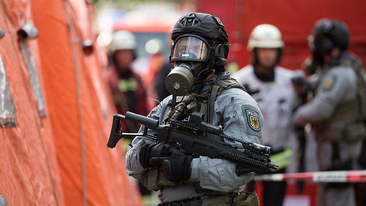 Ein Polizist steht 2017 bei einer Biowaffen-Übung vor einem Dekontaminationszelt.