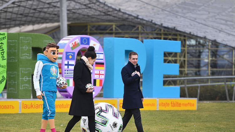 Der deutsche EM-Botschafter Philipp Lahm hat bestätigt, dass auch der deutsche Spielort München auf dem Prüfstand steht.