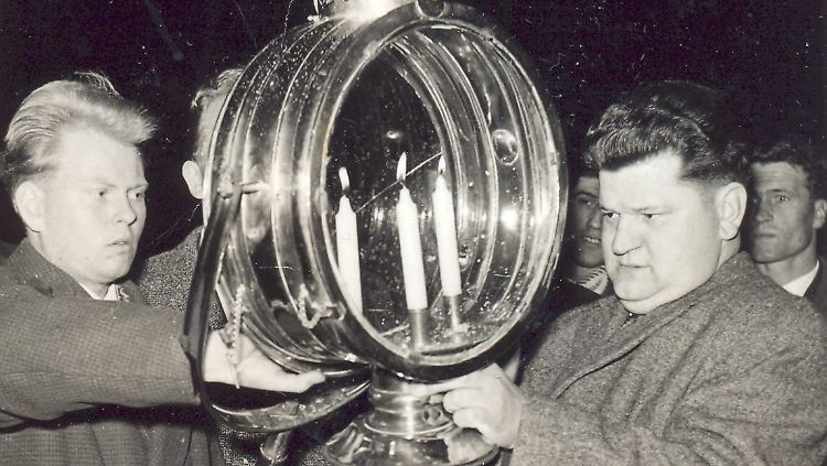 König Günter Hülskötter (l.) und Hauptmann Alfons Konermann beim Emmausgang 1961.