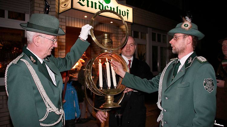 Hauptmann Stephan Knubel-Sicking (r.) entzündet die Kerzen beim Emmausgang 2008.