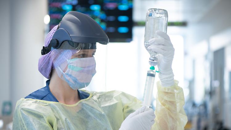 Erstmals liegt die RKI-Schätzung zeitweise über der Zahl der aktiven Infektionsfälle: In den Krankenhäusern, wie hier in der Corona-Intensivstation im Universitätsklinikum Dresden, läuft die Arbeit auch an Ostern ohne Pause weiter.