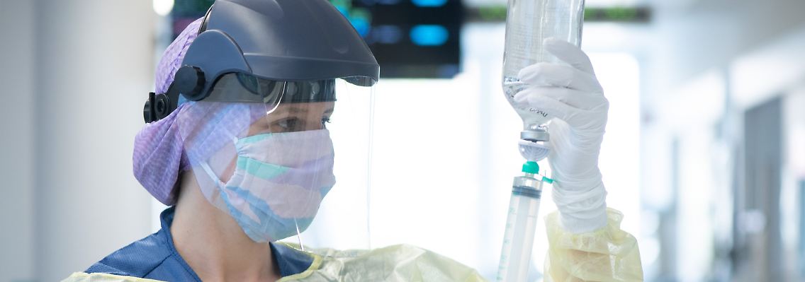 Erstmals überhaupt liegt die RKI-Schätzung über der Zahl der aktiven Infektionsfälle: In den Krankenhäusern, wie hier in der Corona-Intensivstation im Universitätsklinikum Dresden, läuft die Arbeit auch an Ostern ohne Pause weiter.