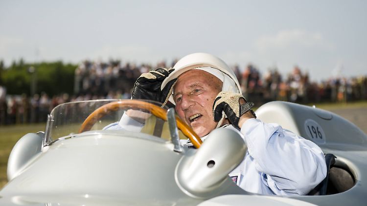 Sir Stirling Moss im Jahre 2013 in einem Mercedes-Silberpfeil aus dem Jahr 1954. Zuletzt hatte sich das Rennsportidol gesundheitsbedingt aus der Öffentlichkeit zurückgezogen.