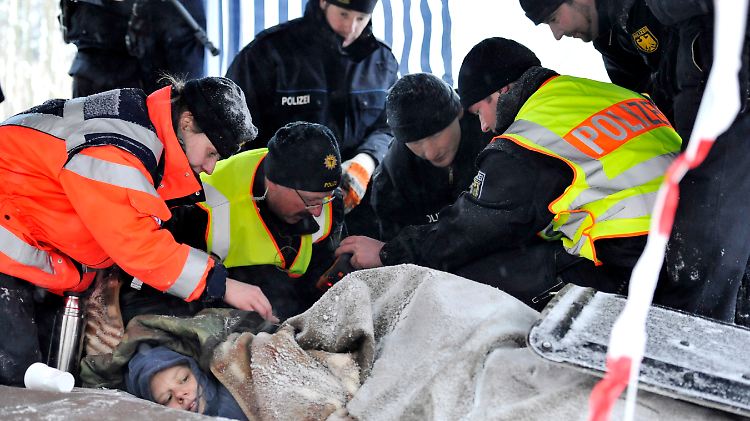 Der Rettungsdienst versorgt zwei Robin-Wood-Aktivisten, die auf der Castor-Transportstrecke an ein Gleis gekettet sind.