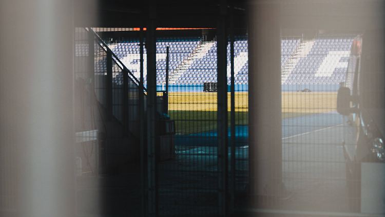 In ganz Europa rollt kein Ball mehr. Die Fußballbundesliga hofft nun auf die Entscheider in Berlin, damit bald wieder gespielt werden kann.