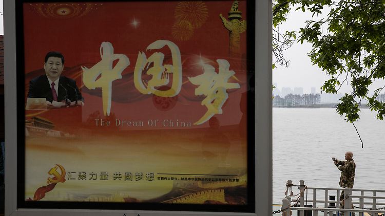 Dieses Plakat in Wuhan propagiert den "chinesischen Traum".