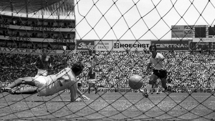 Peter Bonetti (links) kassiert das Tor zum 1:2 gegen Deutschland im Viertelfinale der WM 1970.