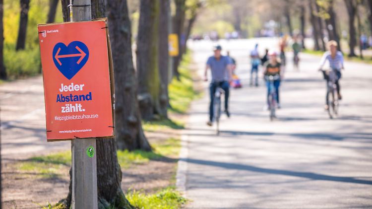 "Jeder Abstand zählt", steht auf einem Plakat im Leipziger Clara Zetkin Park.