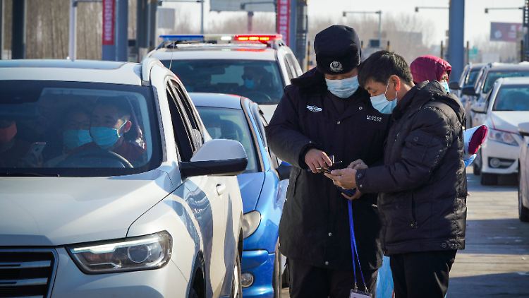 Beamte registrieren Fahrzeuge an einer Schnellstraße in der Grenzprovinz Heilongjiang.