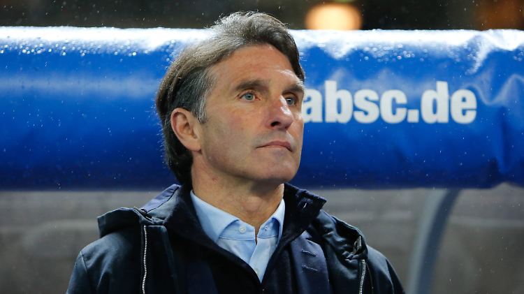 Bruno Labbadia wird die Mannschaft der Hertha nicht mit Fingerschnipsen retten.