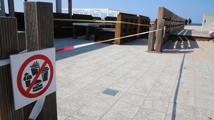 Das fast leere Ostseebad Warnemünde am Ostersonntag: Um entscheiden zu können, wann die Sperrmaßnahmen wieder aufgehoben werden können, brauchen die verantwortlichen Politiker Zahlen.