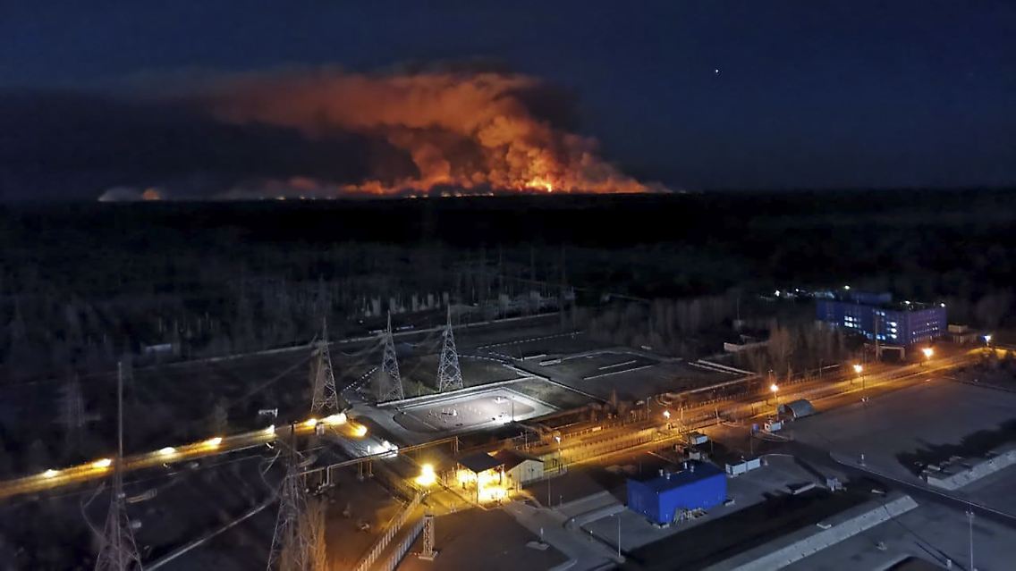 Am Horizont steigen Rauchschwaden des Waldbrandes in der radioaktiv belasteten Sperrzone auf.