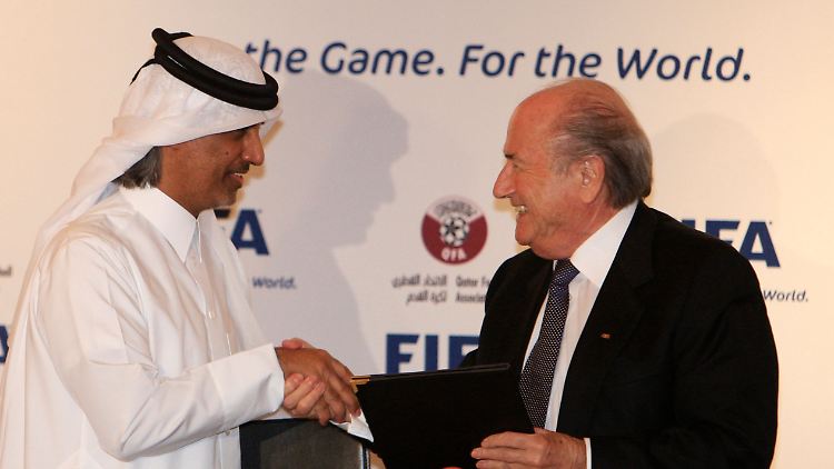 Fifa-Boss Joseph Blatter scherzt mit Katars Emir Scheich Hamad Bin Khalifa Bin Ahmed al-Thani.