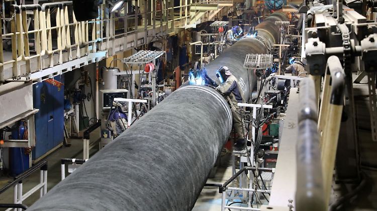 Die Aufnahme zeigt, wie in einem Verlegeschiff die Segmente der Pipeline zusammengeschweißt werden.