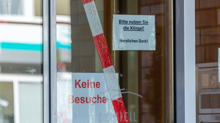 Weil die Bewohner des Pflegeheims schon durch ausbleibende Besuche belastet sind, soll das infizierte Personal vorerst weiterarbeiten.