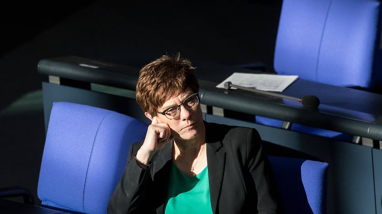 Ist nun doch länger im Parteiamt als erwartet: Annegret Kramp-Karrenbauer.