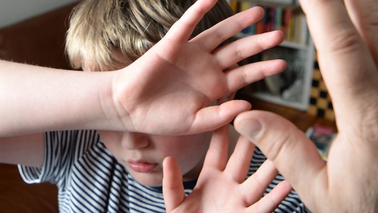 Durch die Krise droht ein Anstieg der häuslichen Gewalt - auch gegen Kinder und Jugendliche.