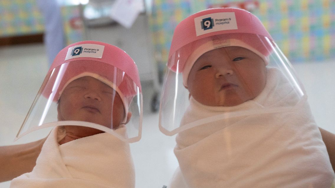Diese neugeborenen Babys in Bangkok bekommen einen ganz besonderen Schutz.