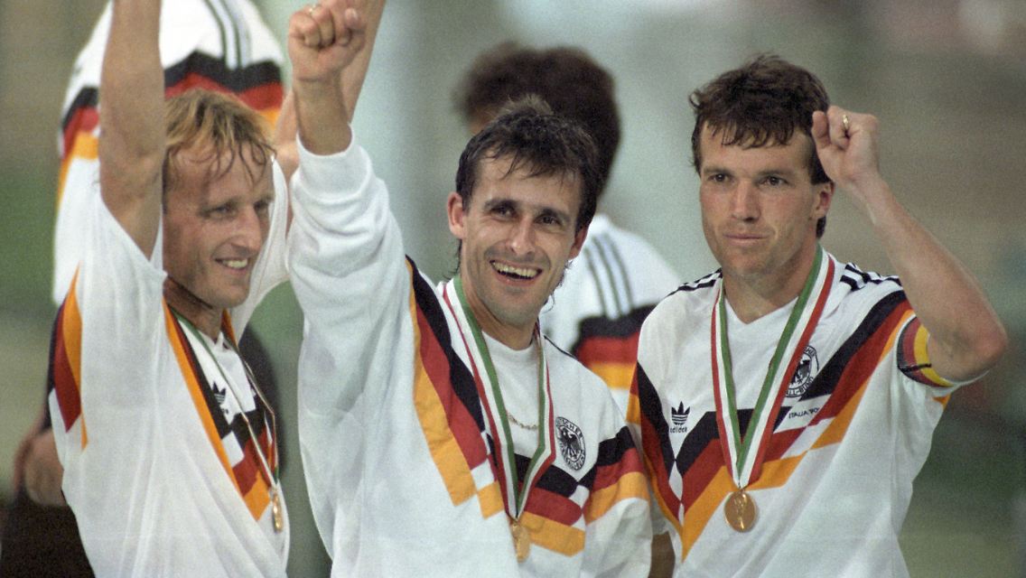 Zur Geschichte der drei gehört aber auch: Zählt man die WM-Turniere 1982, 1986 und 1990 zusammen, kam Littbarski sogar auf mehr Einsätze (18) als Rekordnationalspieler Matthäus (16).