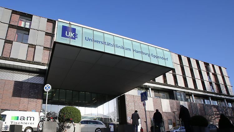 In einer Hamburger Krebsstation haben sich sowohl Patienten, als auch Mitarbeiter mit dem Coronavirus infiziert.
