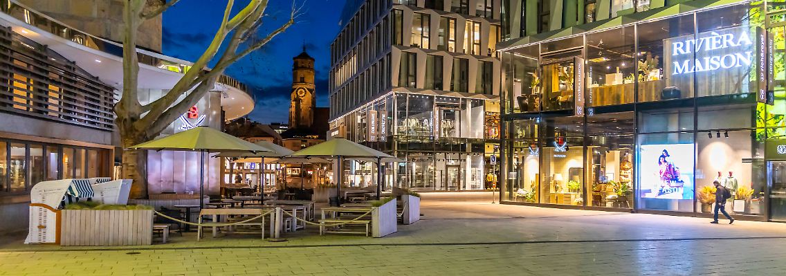 Das Dorotheen Quartier in Stuttgart bei Nacht.