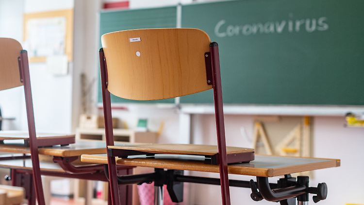 Die Schulen in Bayern dürften in den nächsten Wochen allenfalls für die Abschlussprüfungen öffnen.