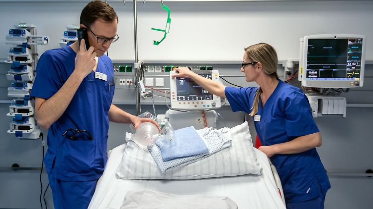 Laut Robert-Koch-Institut stehen in Deutschland derzeit noch ausreichend Intensivbetten zur Verfügung.  