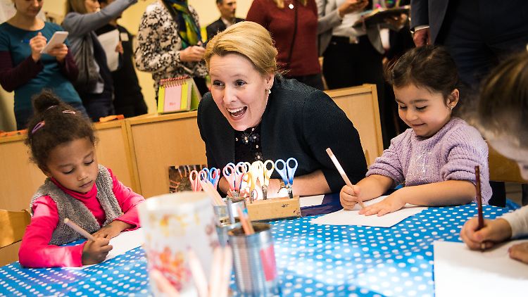 Im Oktober 2019 malt Bundesfamilienministerin Giffey während eines Kita-Besuchs mit einigen Kindern.