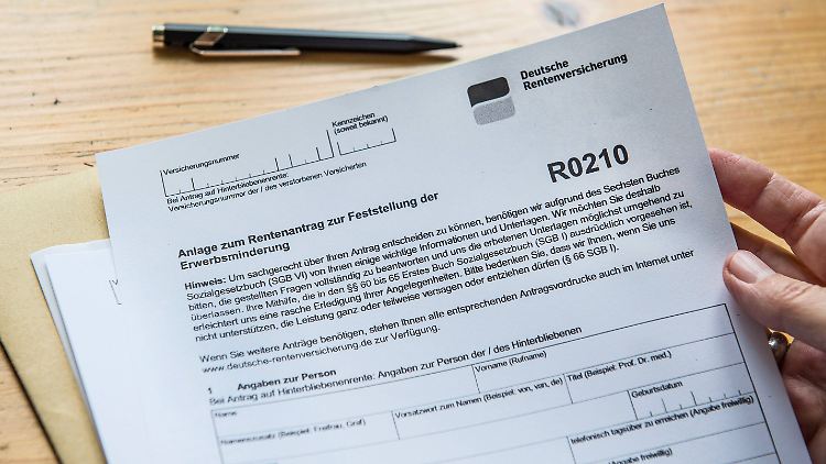 Damit die Altersrente pünktlich überwiesen werden kann, sollte sie drei Monate vor dem gewünschten Rentenbeginn beantragt werden.