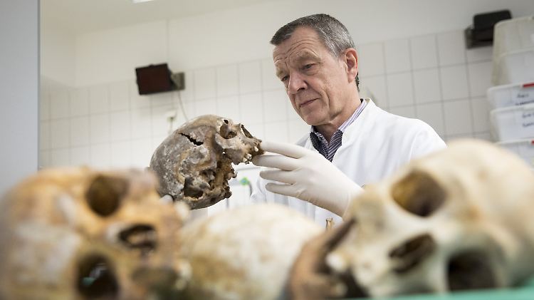 Klaus Püschel betrachtet im Mai 2017 in seinem Institut einen Schädel.