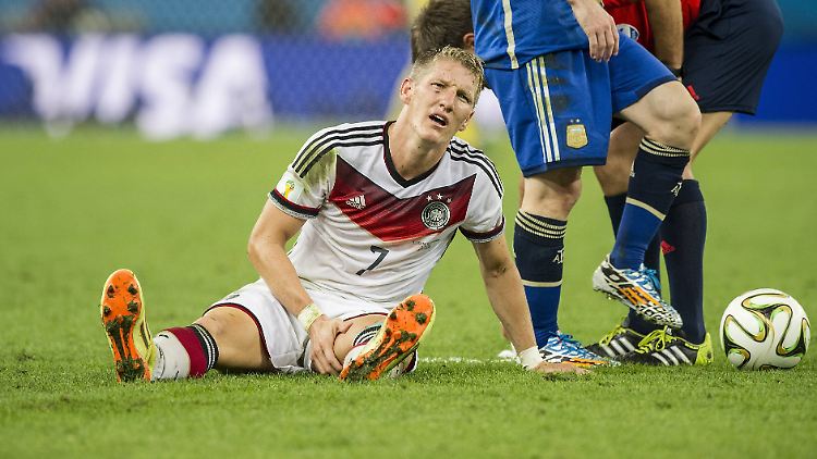 Schon wieder am Boden, muss das sein? Doch Schweinsteiger stand jedes Mal wieder auf.