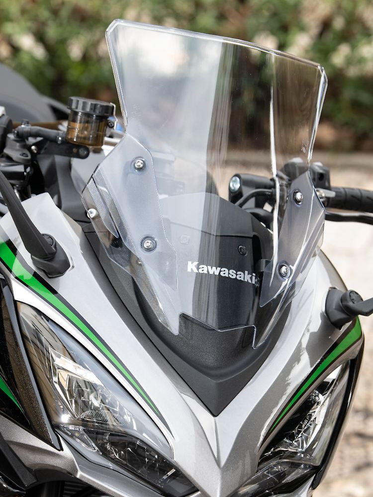 Die vierfach in der Neigung verstellbare Scheibe der Kawasaki 1000SX schützt wirkungsvoll vor dem Fahrtwind.