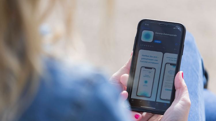 Wenn Nutzer der Corona-App Infizierten zu nahe kommen, soll ein Warnhinweis auf dem Smartphone erscheinen.