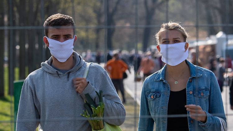 Die Bundesregierung empfiehlt, beim Einkaufen Masken zu tragen.